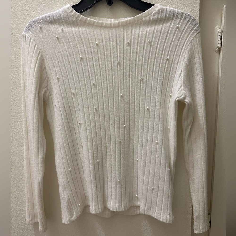 Zara brand. White color sweater with pearl on it